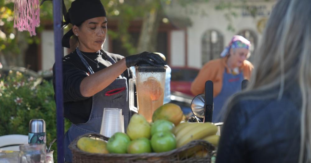 Cada stand es atendido por productores locales autogestivos