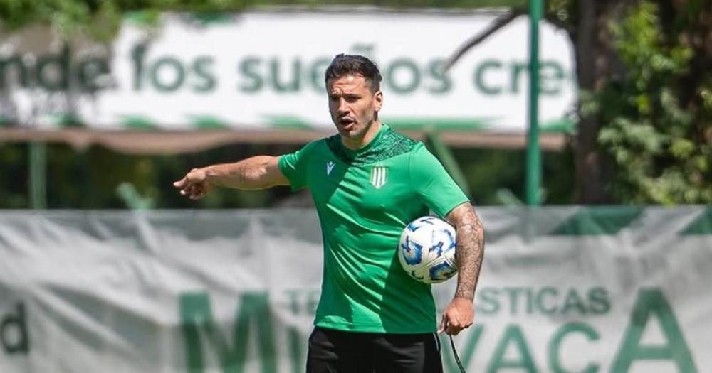 Ariel Broggi ganó en su debut como entrenador del Taladro pero dejó al equipo al borde del descenso