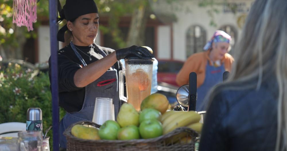 Cada stand es atendido por productores locales autogestivos