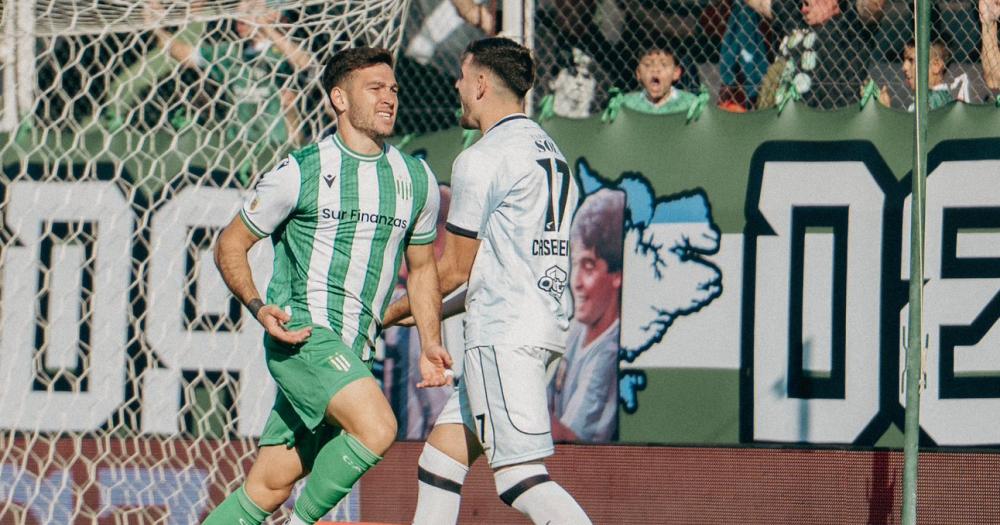 Martín Río anotó dos goles en el último triunfo de Banfield