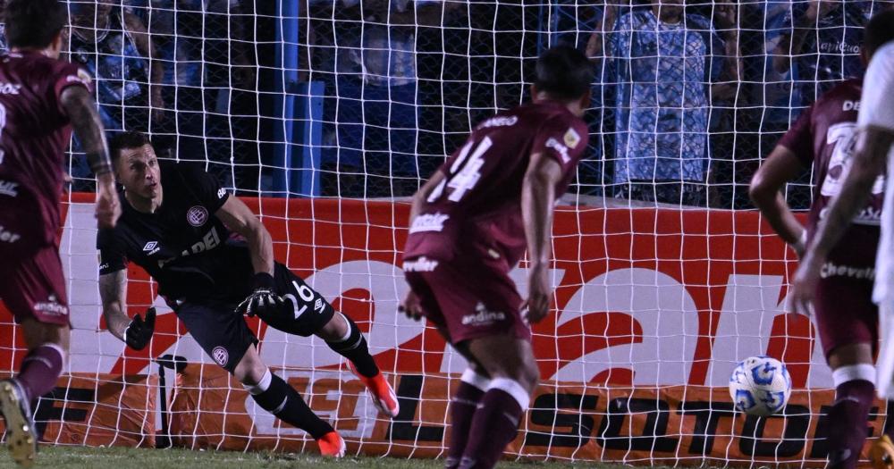 Losada detuvo el penal pero no pudo sostener el cero en la derrota de Lanús en Tucumn