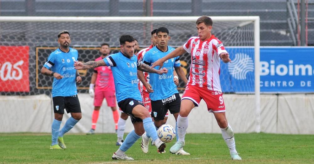 Viganoni disputa la pelota con Arregui