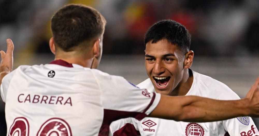 Agustín Medina festeja en Arequipa