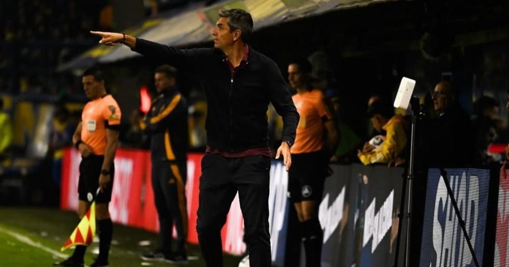 Pellegrino no pudo contra Boca en La Bombonera y es el blanco de todas las críticas de los hinchas granates