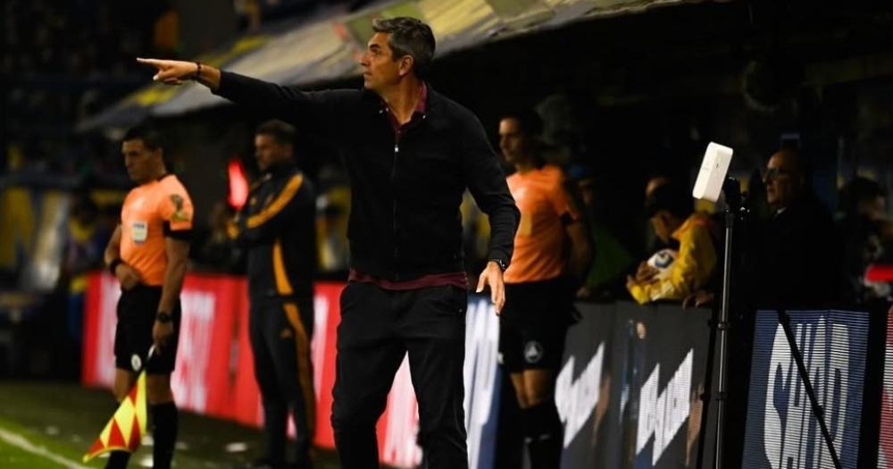Pellegrino no pudo contra Boca en La Bombonera y es el blanco de todas las críticas de los hinchas granates