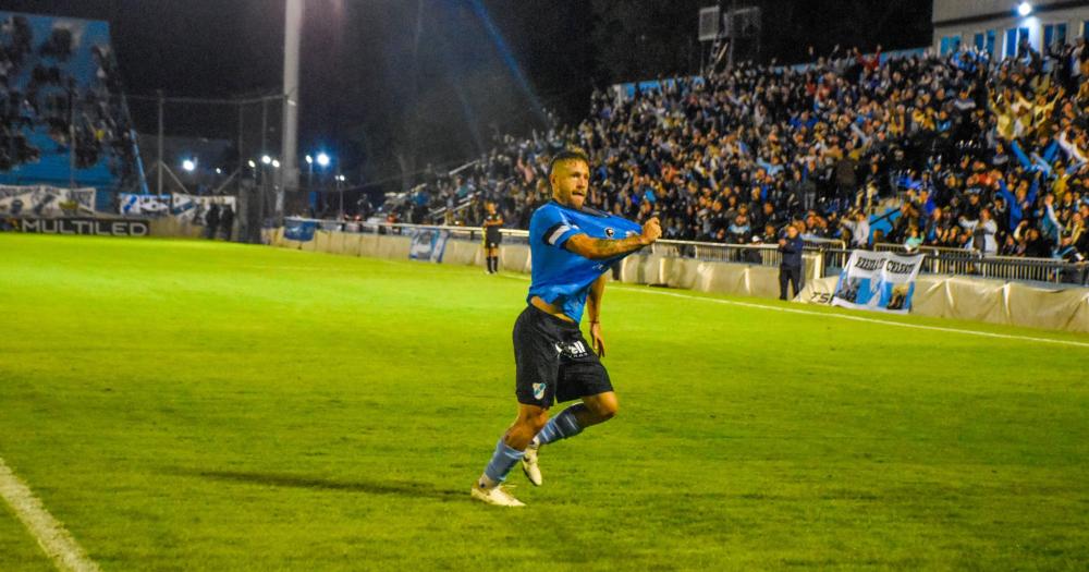 Fernando Brandn anotó un golazo para Temperley pero no le alcanzó para conseguir la victoria