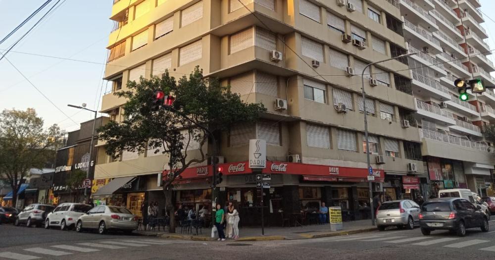Café París est ubicado en una esquina muy popular en Lomas