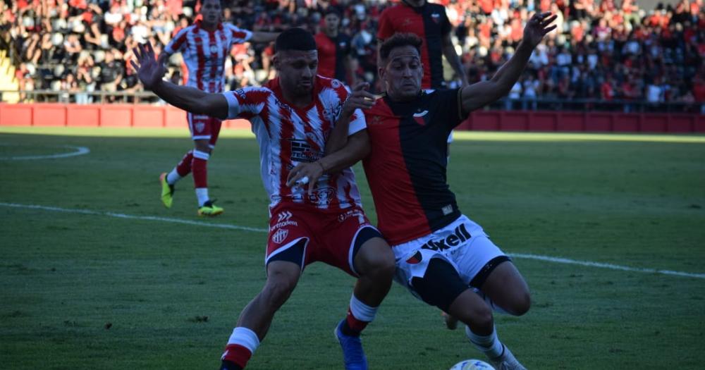 Franco Vedoya se esfuerza por la pelota