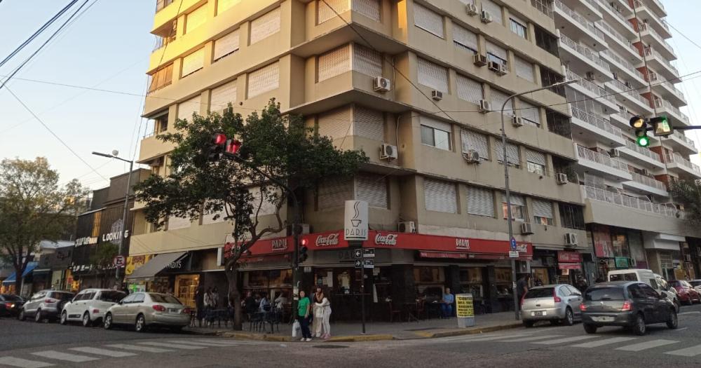 Café París est ubicado en una esquina muy popular en Lomas
