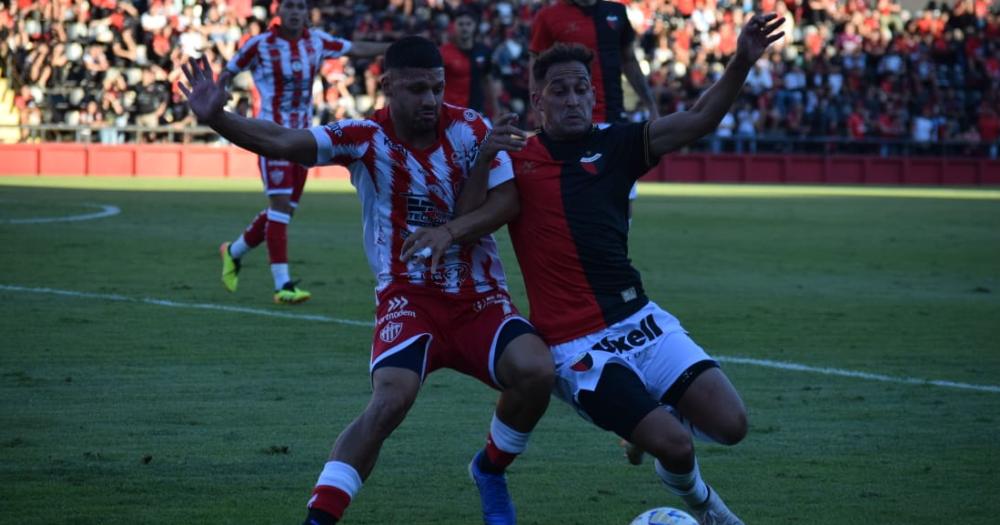 Franco Vedoya se esfuerza por la pelota