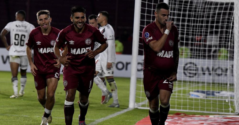 Ramiro Carrera celebra el gol que le dio la clasificación a Lanús