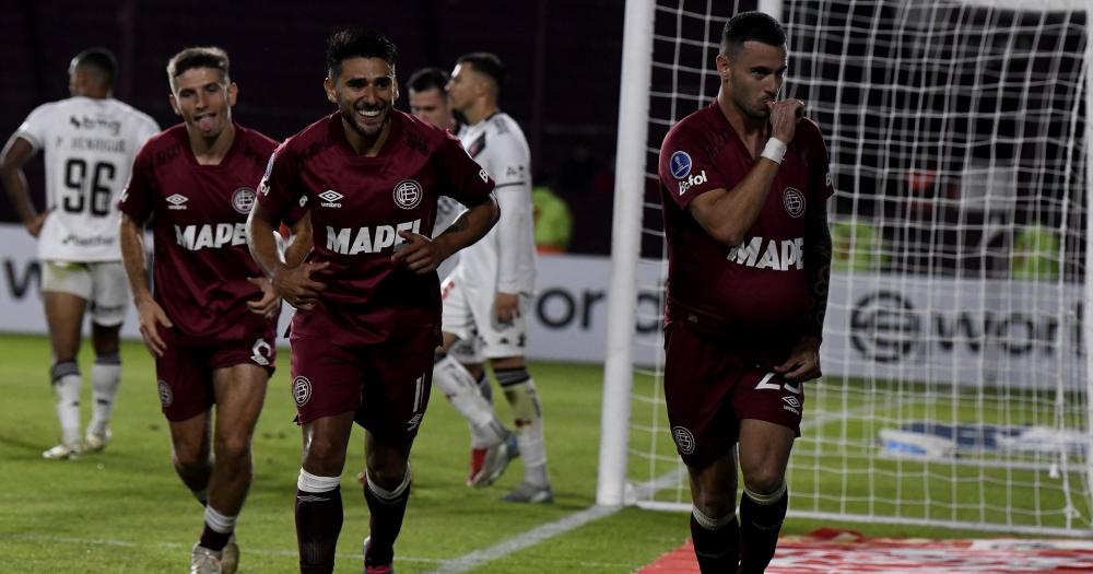 Ramiro Carrera celebra el gol que le dio la clasificación a Lanús
