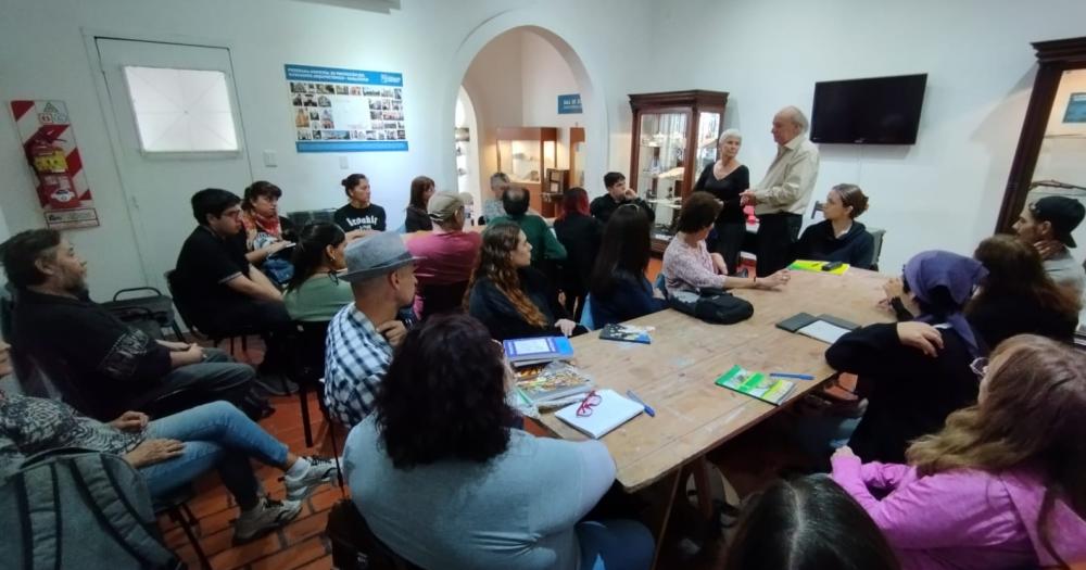 Podrn participar adolescentes jóvenes y adultos