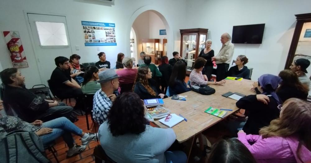 Podrn participar adolescentes jóvenes y adultos
