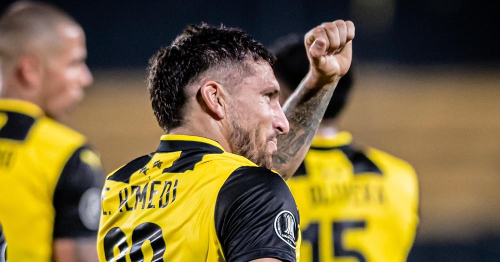 Puño apretado de Remedi festejando su golazo