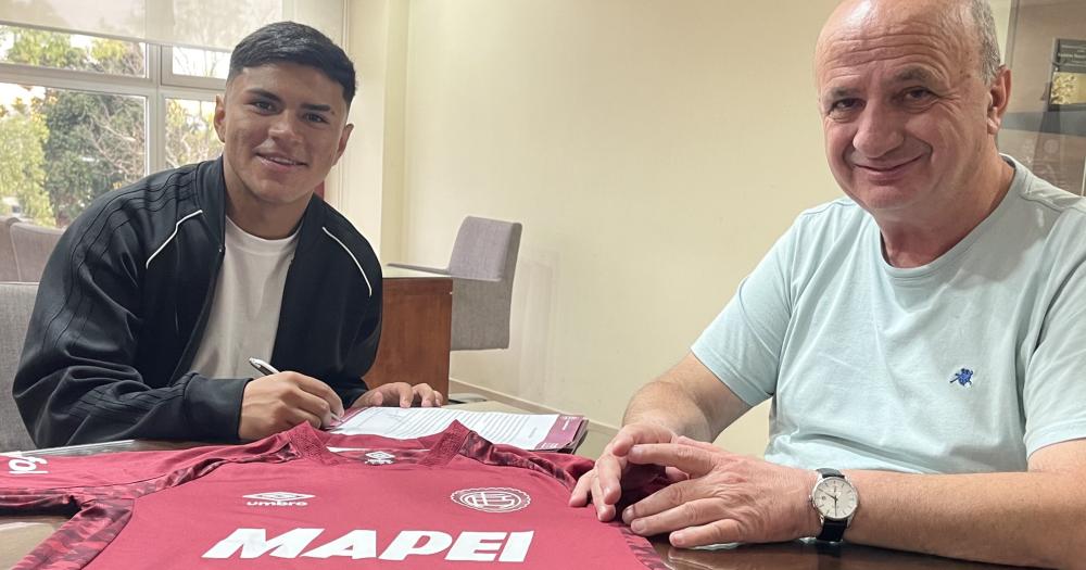 Dylan Aquino junto al presidente Nicols Russo en la firma de su nuevo contrato