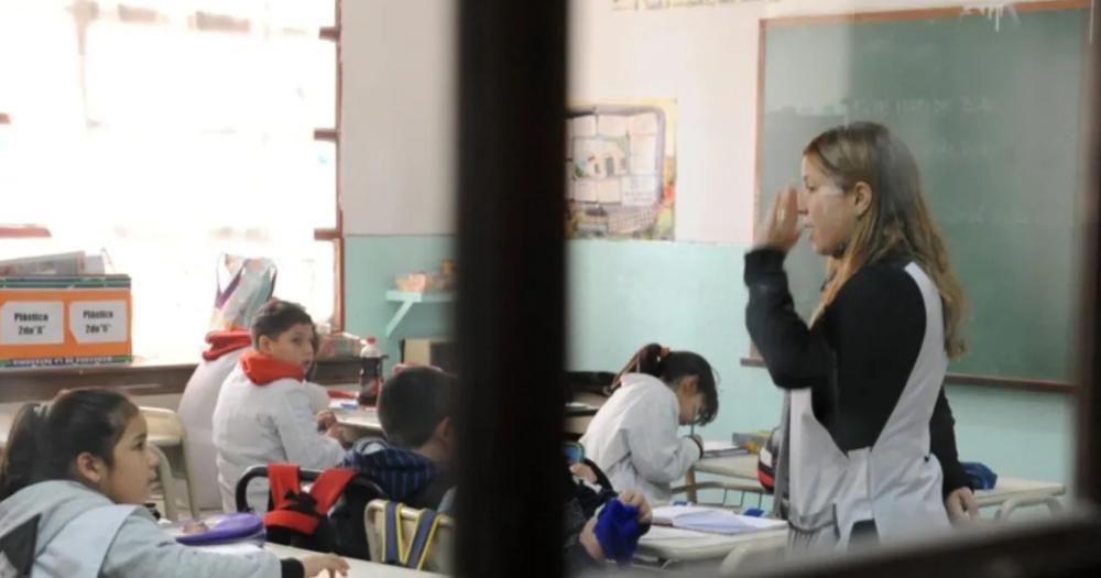 Kicillof ofrece una suba escalonada para estatales y docentes