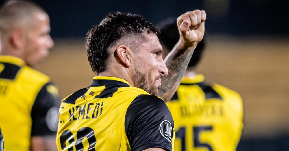 Puño apretado de Remedi festejando su golazo