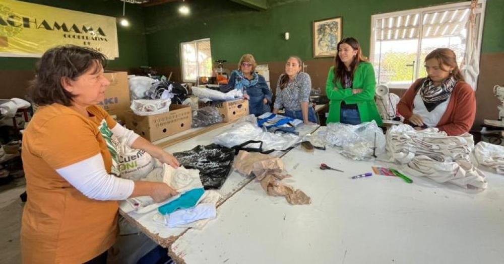 En Lomas realizan talleres de geacutenero en los lugares de trabajo