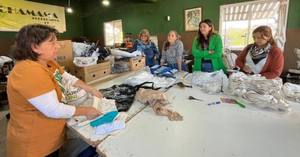 En Lomas realizan talleres de geacutenero en los lugares de trabajo