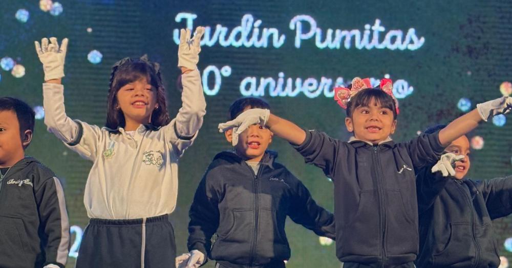Los chicos de sala de 5 presentes en el escenario del Teatro del Municipio