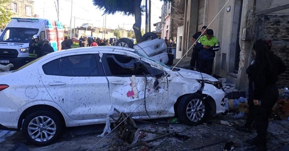 Tras embestir a Claudia y chocar a un auto estacionado el vehículo del joven quedó volcado