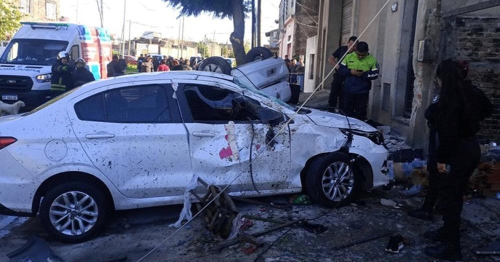 Tras embestir a Claudia y chocar a un auto estacionado el vehículo del joven quedó volcado