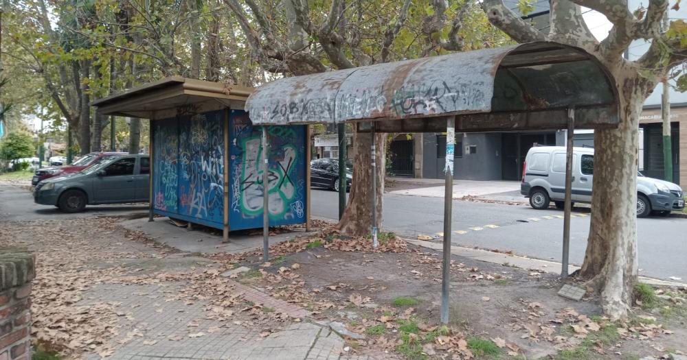 La garita est situada en la intersección de Chacabuco y Arenales en pleno corazón de Banfield