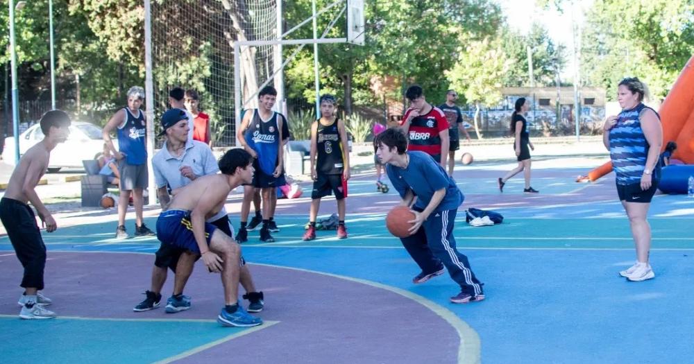 El bsquet 3x3 se juega con tres jugadores por equipo en una media cancha