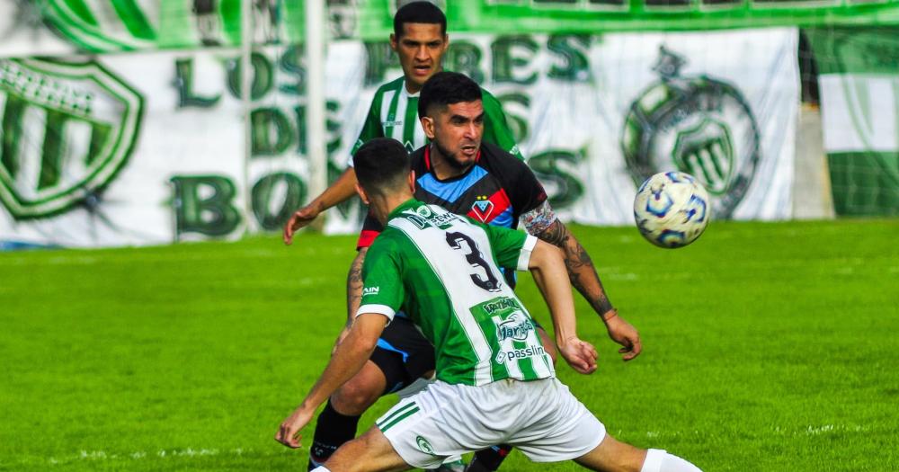Matías Sproat hace pasar de largo a Sebastin Aquino