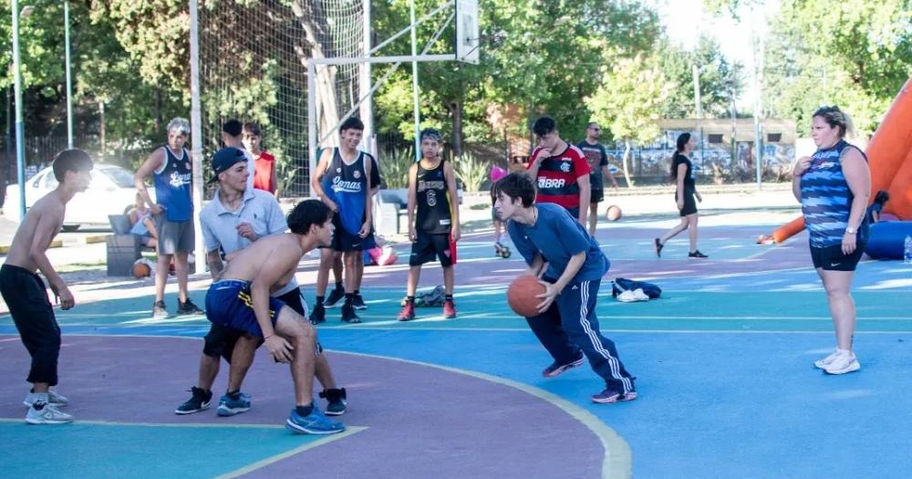 El bsquet 3x3 se juega con tres jugadores por equipo en una media cancha