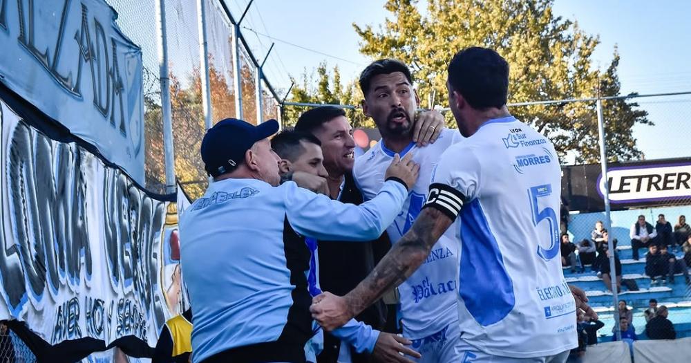 Luis López celebra su gol