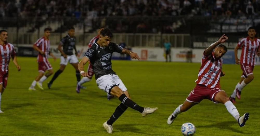 Remate al gol de Maxi Romero