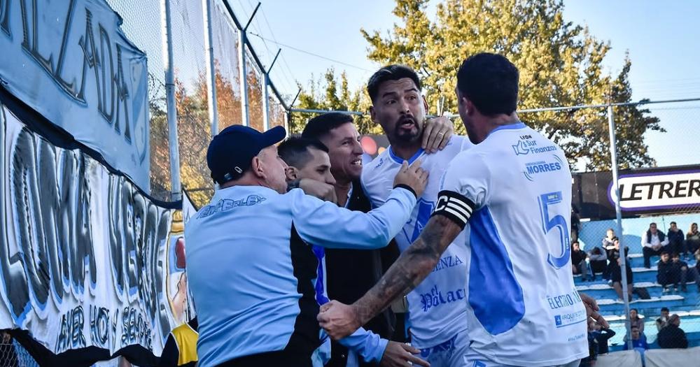 Luis López celebra su gol