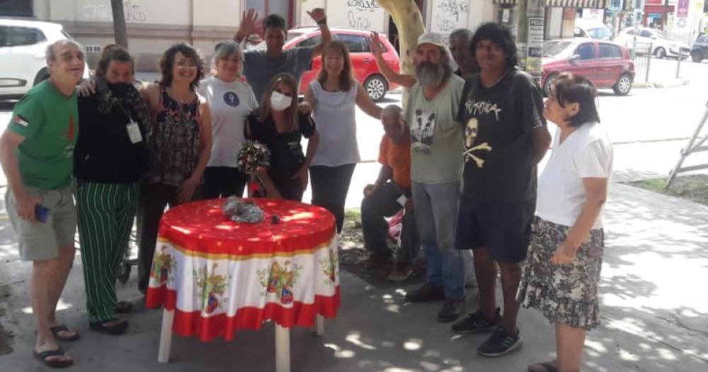 Se encargan de ayudar a las personas en situación de calle cada miércoles