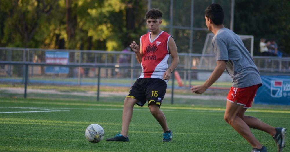 Todas las canchas son de césped sintético y tienen medidas profesionales
