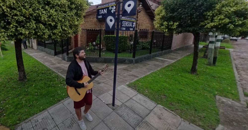 Santiago protagonista del videoclip en una esquina de Turdera
