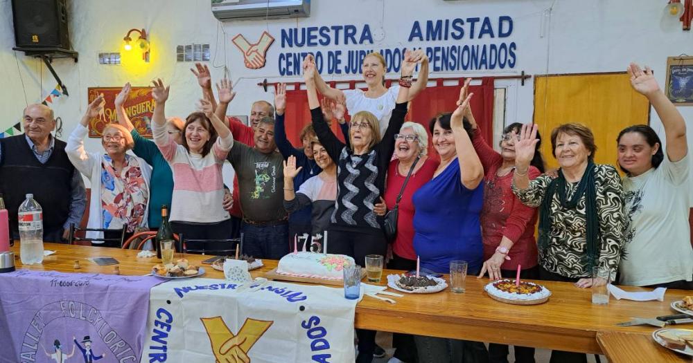 Los vecinos se divierten mensualmente en cada mateada