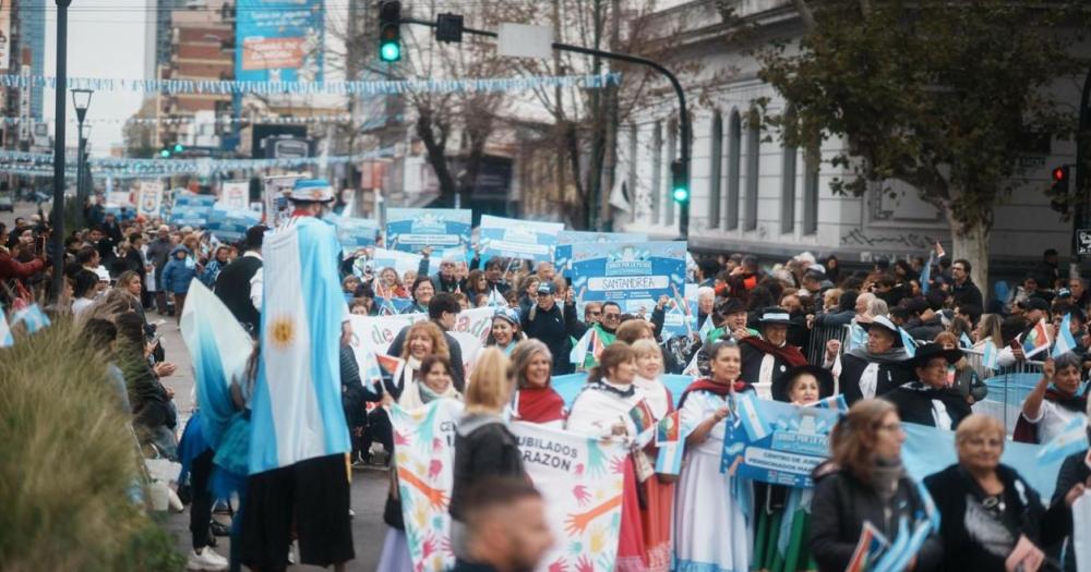 Desfilaron instituciones por la avenida Hipólito Yrigoyen