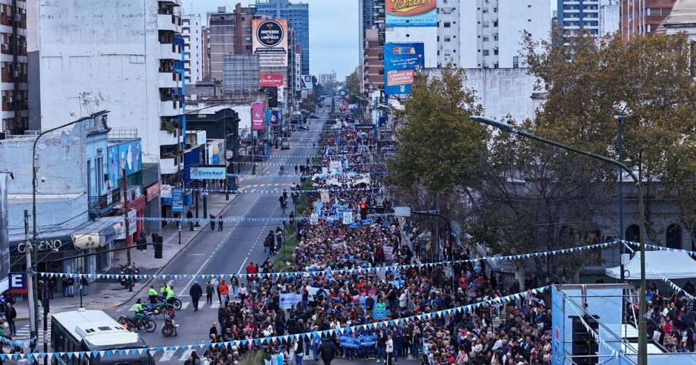 Desfilaron instituciones por la avenida Hipólito Yrigoyen