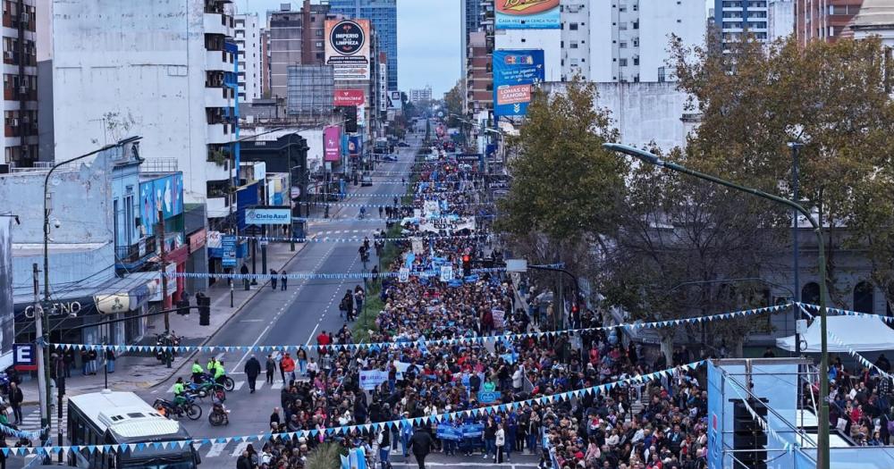 Desfilaron instituciones por la avenida Hipólito Yrigoyen
