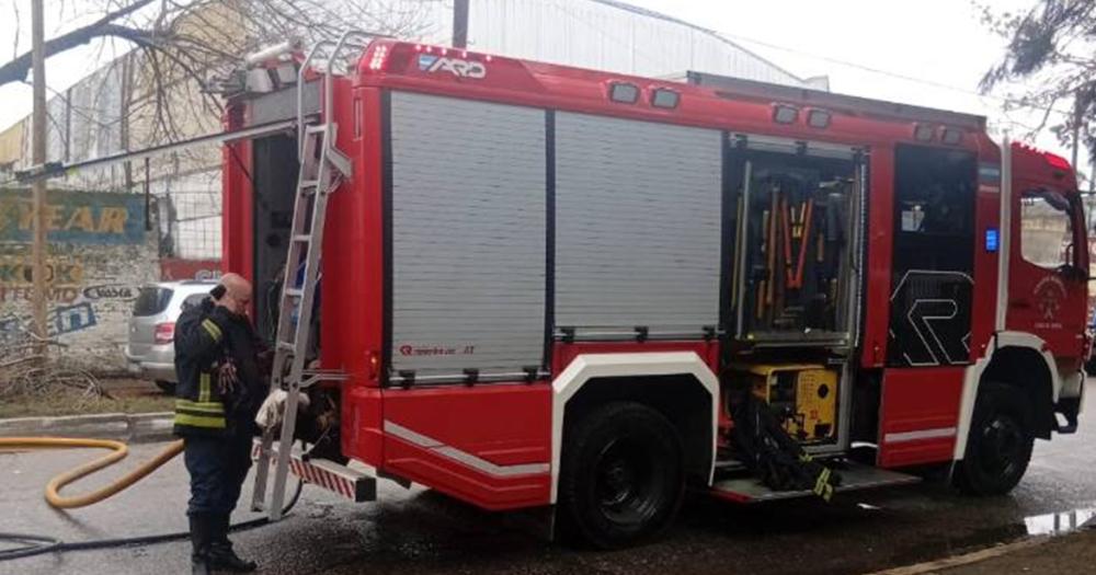 Incendio en Lomas- serios dantildeos y una cuadra tapada por el humo