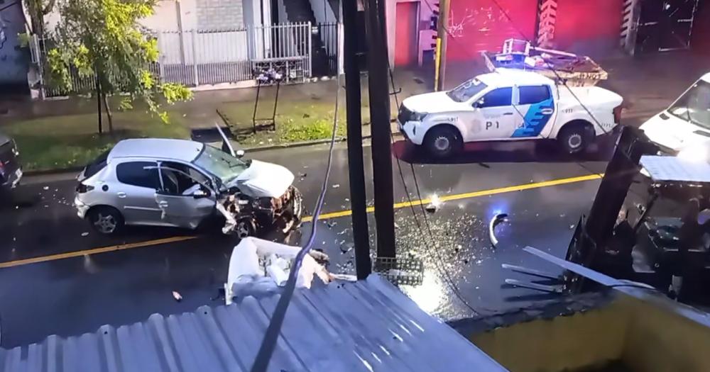 El auto quedó destruido tras el choque