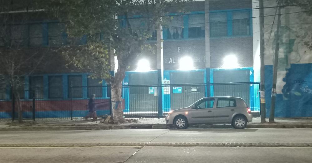 La escuela ya cuenta con luminaria en el frente del edificio