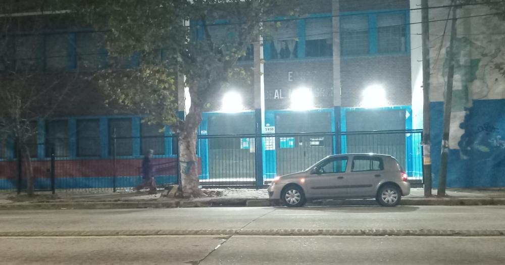 La escuela ya cuenta con luminaria en el frente del edificio