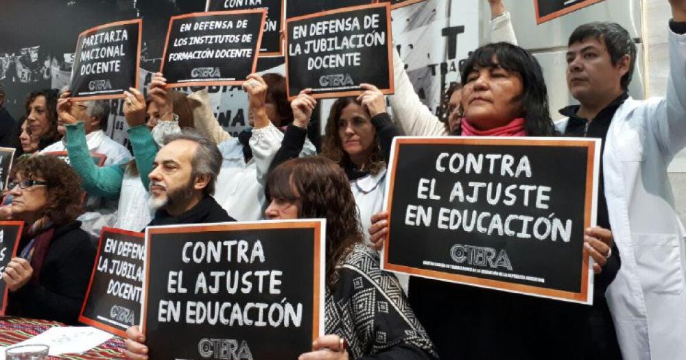 La educacioacuten tiene el presupuesto maacutes bajo en 25 antildeos  