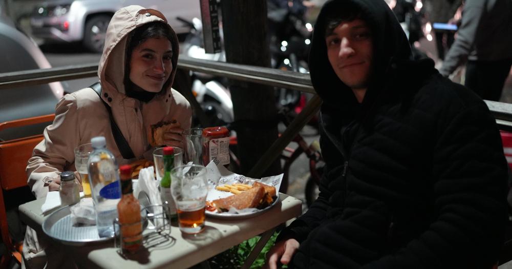 Pese al friacuteo el Diacutea de las Hamburguesas fue un boom en Lomas