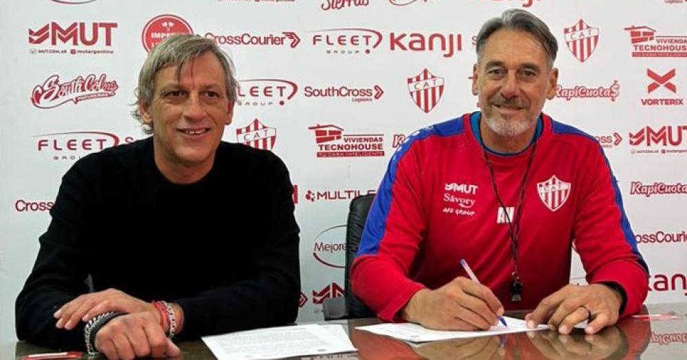 Jorge Vivaldo firma su contrato