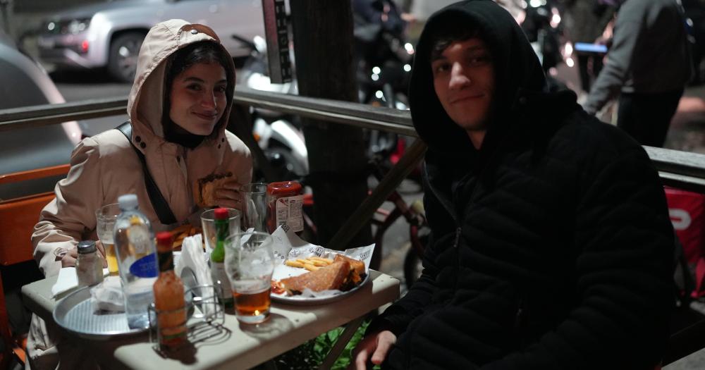 Pese al friacuteo el Diacutea de las Hamburguesas fue un boom en Lomas