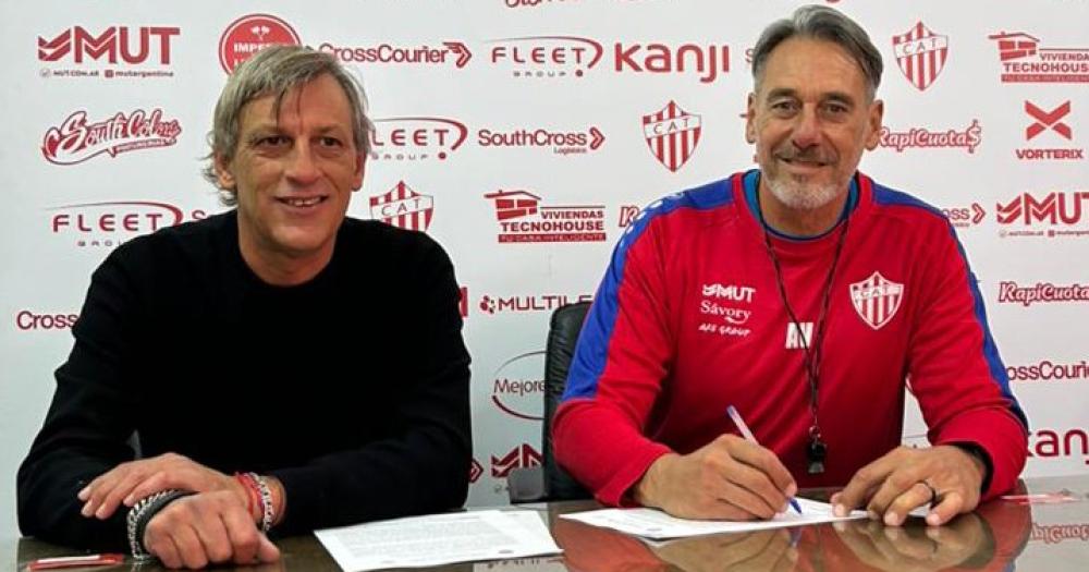 Jorge Vivaldo firma su contrato